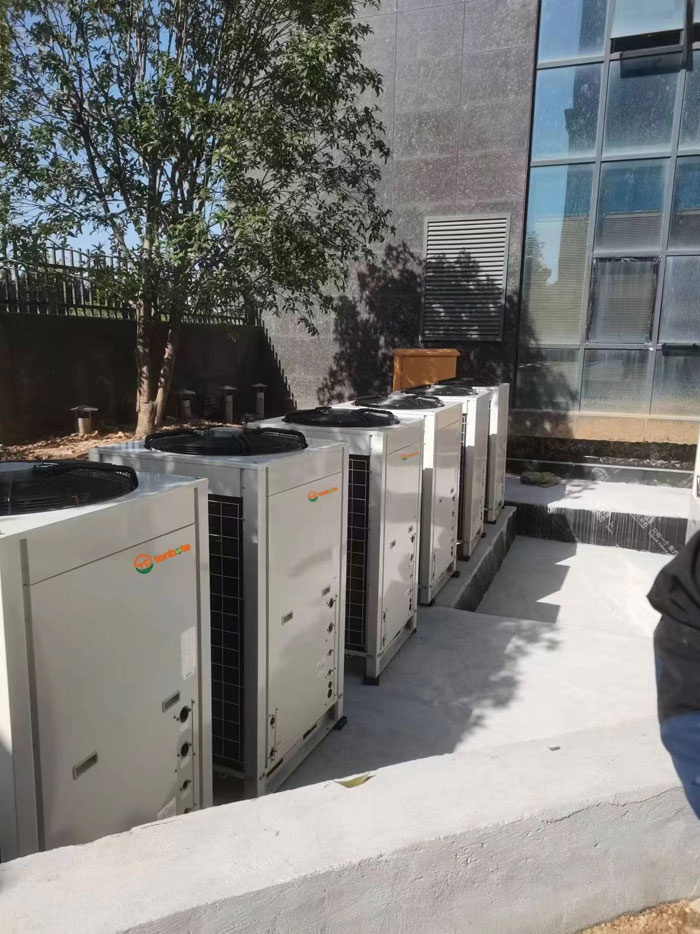 Equipamento Padrão do Parque Zero Carbono | Sistema inteligente de bomba de calor de fonte dupla da Tongbao Te, desbloqueando nova economia de energia para aquecimento e resfriamento Equipamento Padrão do Parque Zero Carbono | Sistema inteligente de bomba de calor de fonte dupla da Tongbao Te, desbloqueando nova economia de energia para aquecimento e resfriamento