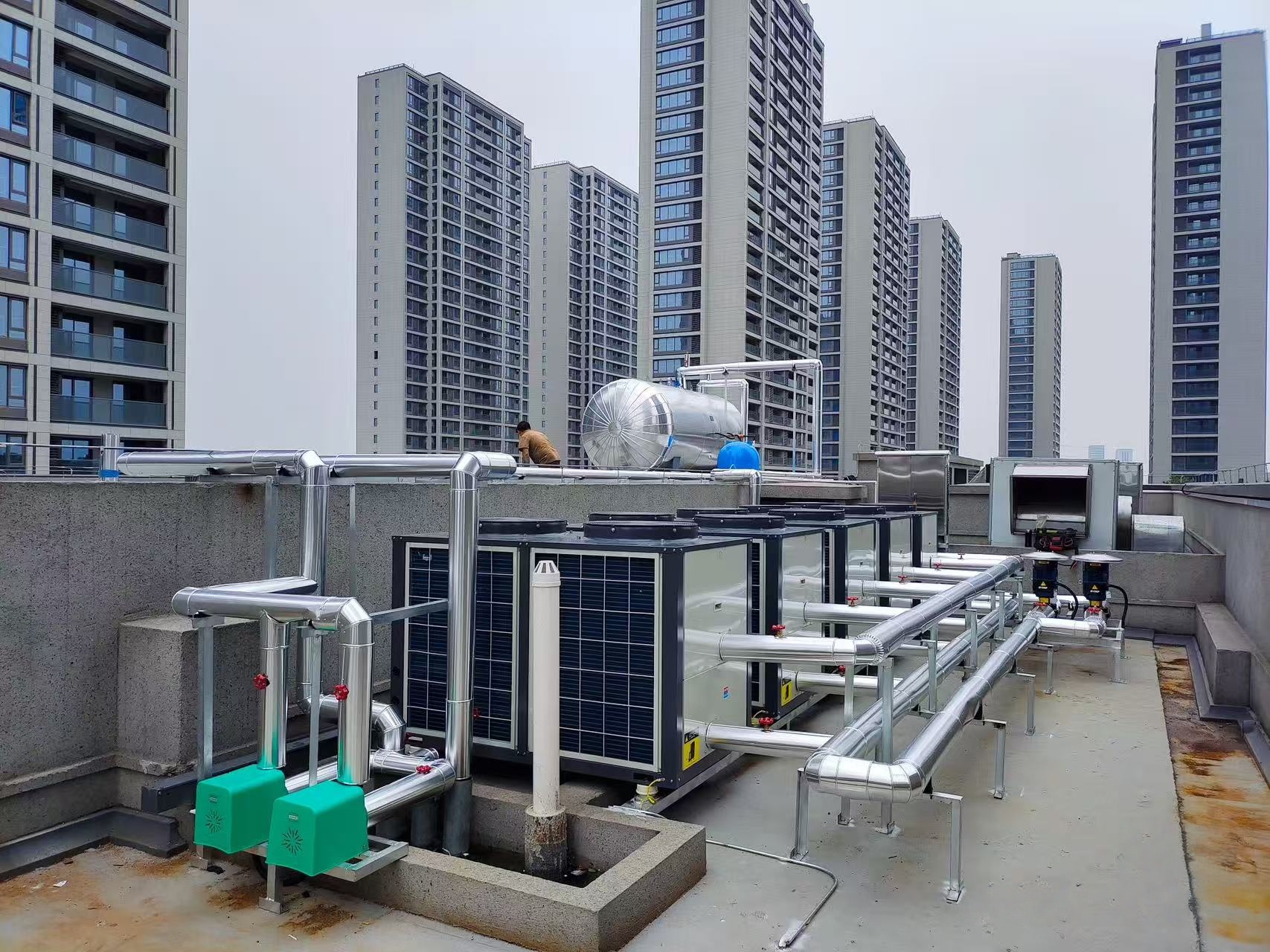 As flutuações energéticas internacionais intensificaram-se e as bombas de calor de fonte dupla oferecem conservação de energia, estabilidade, redução de custos e melhoria de eficiência. As flutuações energéticas internacionais intensificaram-se e as bombas de calor de fonte dupla oferecem conservação de energia, estabilidade, redução de custos e melhoria de eficiência.