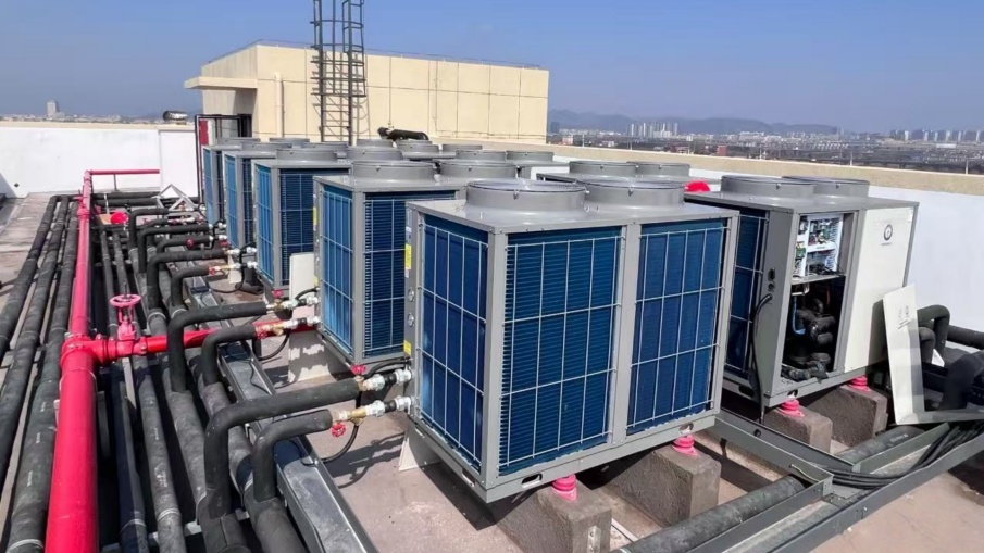 Os edifícios fabris autoconstruídos são equipados com sistemas de bomba de calor de fonte dupla, estabelecendo um novo modelo de fornecimento de energia de baixo carbono no parque Os edifícios fabris autoconstruídos são equipados com sistemas de bomba de calor de fonte dupla, estabelecendo um novo modelo de fornecimento de energia de baixo carbono no parque